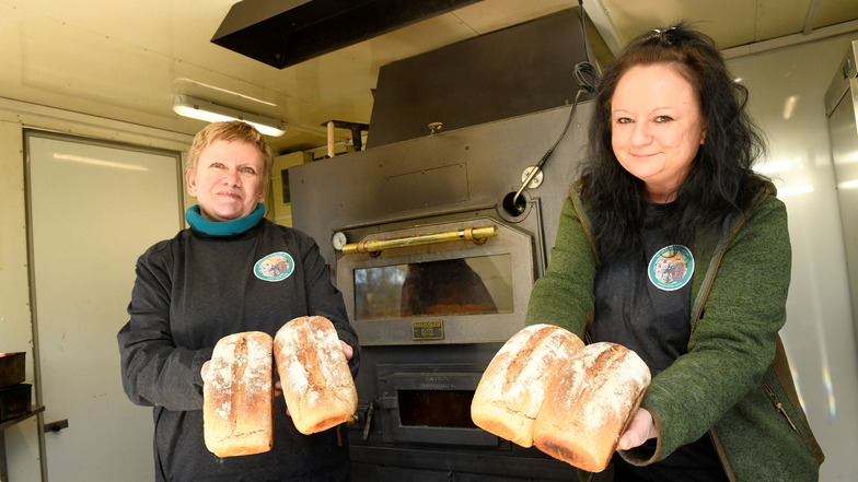Am Brotbacktag der Hummelmühle in Kreischa unterstützt Heike Jenke ihre Tochter Anja Schramm tatkräftig.