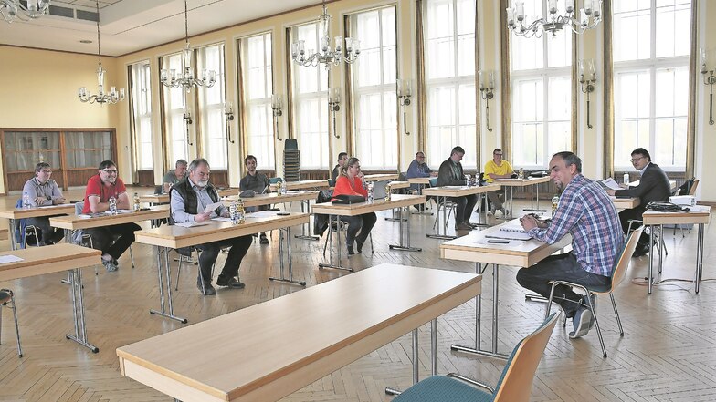 Der Tagungsort in der Fema und auch die Anordnung der Sitzplätze ließen die Sitzung des Gemeinderates im April ungewohnt wirken.