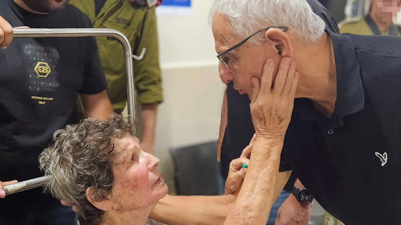 Dieses vom Ichilov-Krankenhaus zur Verfügung gestellte Foto zeigt Yocheved Lifschitz im Krankenhaus in Tel Aviv.