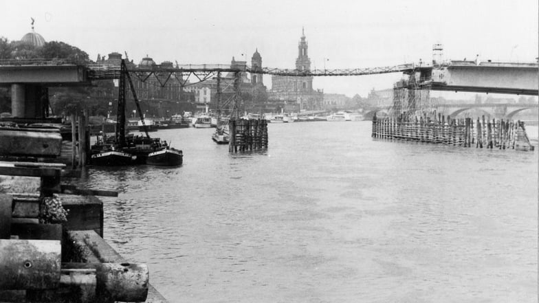 Juni 1970: Die Elbquerung wächst. In der Mitte ist noch die „Hängebrücke“ zu sehen, die den Bauleuten als Zugang diente.