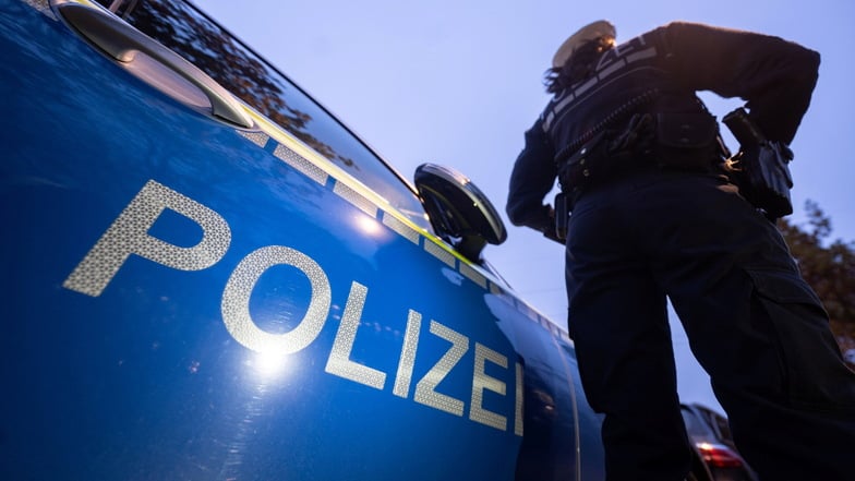 Symbolfoto: Polizisten nahmen einen Mann in Coswig in Gewahrsam, weil er sich auf die Straße gelegt hatte.