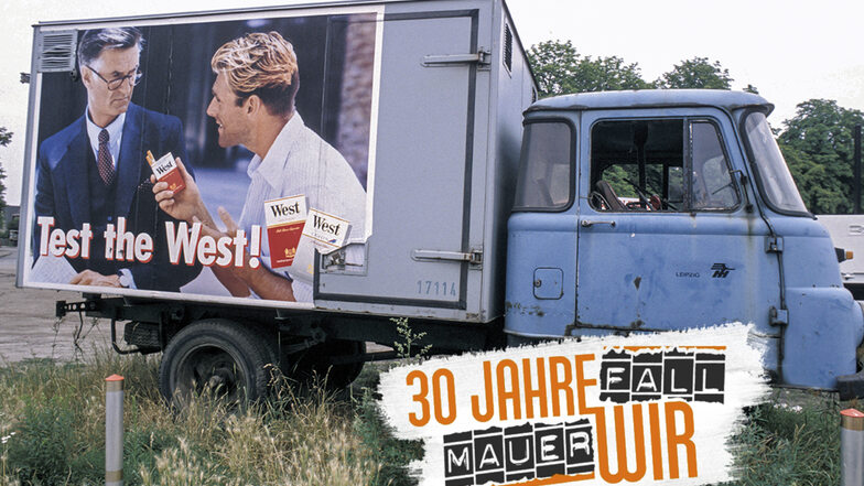 Zigarettenwerbung auf einem alten Lkw, bei Leipzig, 1991