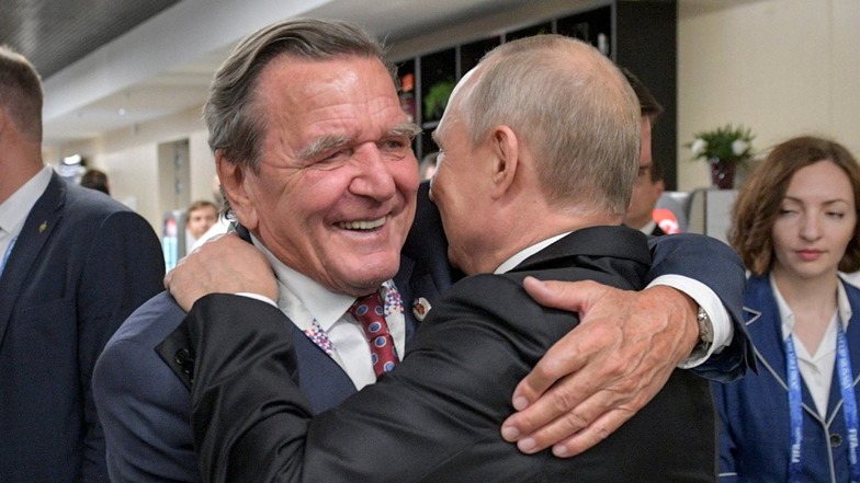 Gerhard Schröder umarmt Wladimir Putin 2018 nach dem WM-Eröffnungsspiel Russland gegen Saudi-Arabien.