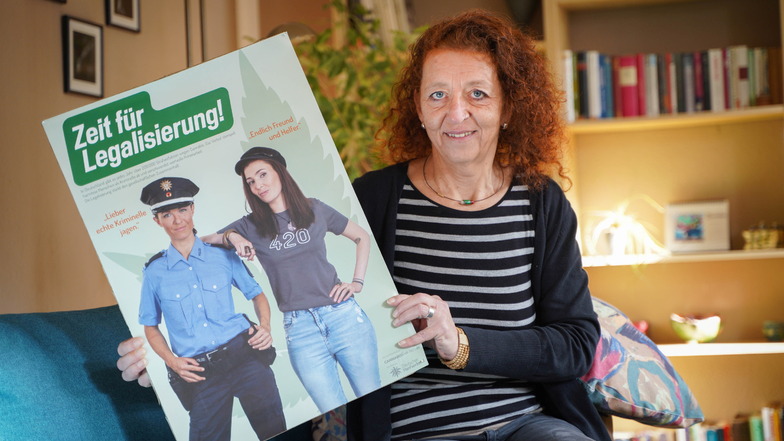 Ramona Paul aus Bautzen mit einem Plakat des Deutschen Hanfverbandes. Dieser fordert, genau wie Paul, die Legalisierung von Cannabis - die jetzt in Sicht ist.