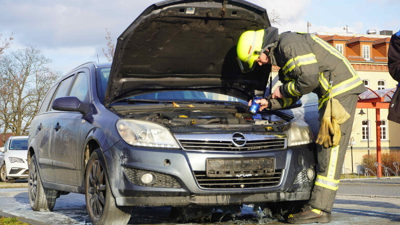 Kamenz: Opel gerät durch technischen Defekt in Brand