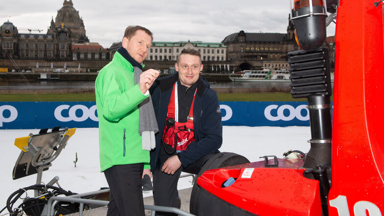 Auf dem Pistenbully von Fahrer Janko Hennig ließ sich Ministerpräsident Michael Kretschmer (CDU) am Morgen die Vorbereitungen für den Skiweltcup am Elbufer erklären.