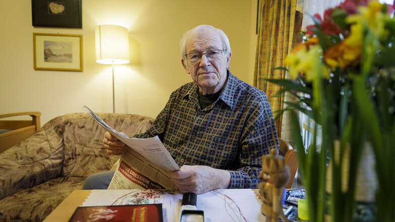 Dr. Klaus Dämmrich in seinem Zimmer im Pflegeheim "Hildegard Burjan" in Görlitz. Täglich verfolgt der 80-Jährige das Tagesgeschehen  in der Sächsischen Zeitung.