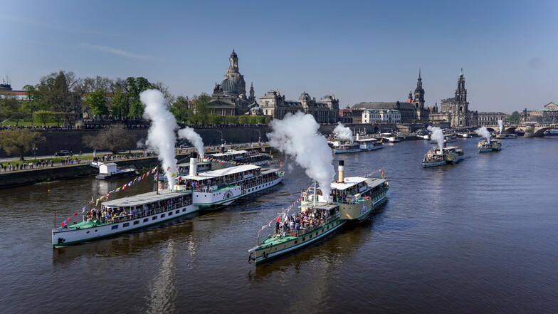 Die Flottenparade am 1. Mai ist ein exakt abgestimmtes Zusammenspiel aller Schiffe der Weißen Flotte.
