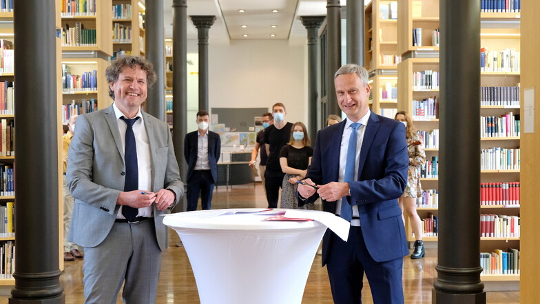Bildung trifft Geld in der Bibliothek des Landesgymnasiums. Afra-Leiter Stefan Weih (links) und Sparkassen-Vorstandsmitglied Daniel Höhn kooperieren, um ihr Kapital wechselseitig zu mehren.