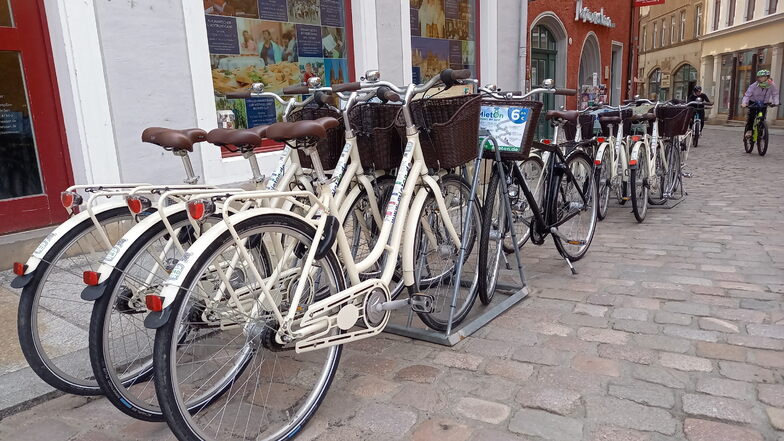 Fahrräder zum Ausleihen, die auch woanders zurückgegeben werden können, gehören zum neuen Angebot der Tourist-Info, die ab Dienstag wieder täglich geöffnet ist.