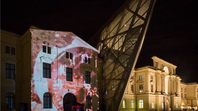 Die Fassade des Militärhistorischen Museums war am Sonnabend Projektionsfläche für eine Illuminationsshow...