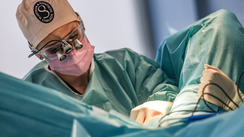 Wie aus einer Umfrage der Gesellschaft für Ästhetisch-Plastische Chirurgie (DGÄPC) hervorgeht, entfielen im vergangenen Jahr knapp vier Prozent der Schönheitsoperationen bei Frauen auf den Intimbereich. Damit sind die Eingriffe fast so populär wie Nasen-O