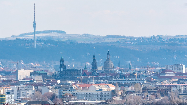 2025 soll der Dresdner Fernsehturm wieder eröffnet werden, es gibt Kritik und offene Fragen.