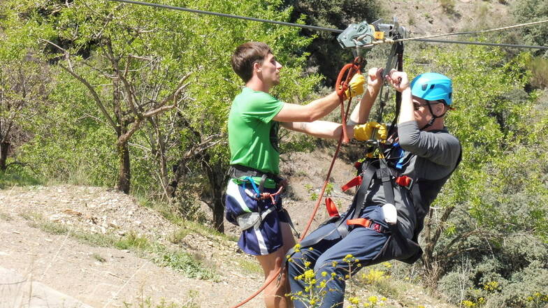 Zipline „Gran Tirolina de Sierra Nevada“: Hilfe bei der Landung nach dem 650-Meter-„Flug“ über die Schlucht.