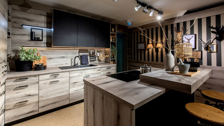 Dunkle Küchenfronten in Kombination mit gemasertem Holz: Das ist nur einer der Küchentrends in diesem Jahr.