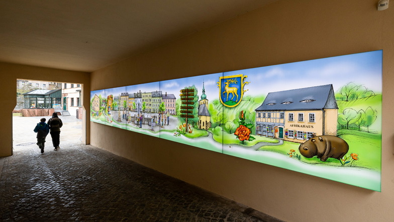 Die meterlange illuminierte Tafel beleuchtet den Durchgang zum Sängerhof in Sebnitz.