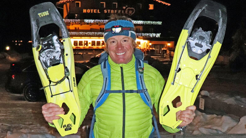 Bergwanderführer Rainer Schoner führt Urlauber auf Schneeschuhen durch die Nacht.