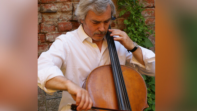 Der Dresdner Cellist Ulrich Thiem spielt zu vier Gottesdiensten in der Region Altenberg.