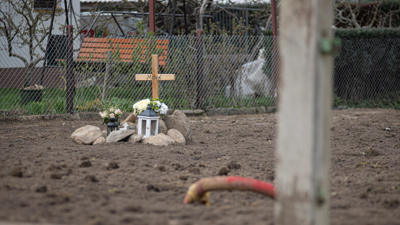 An der Stelle des inzwischen abgerissenen Hauses in Piskowitz bei Nebelschütz steht jetzt ein Kreuz zum Gedenken an den verunglückten Mann.