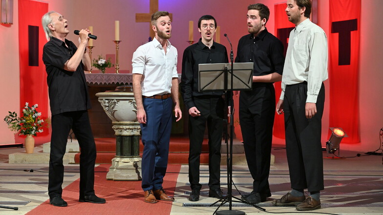 Werther Lohse singt mit Alexander Deke, Elias Riemenschneider, Vincent Hoppe und Moritz Schlenstedt (v.l.) in der Christuskirche Freital-Deuben.