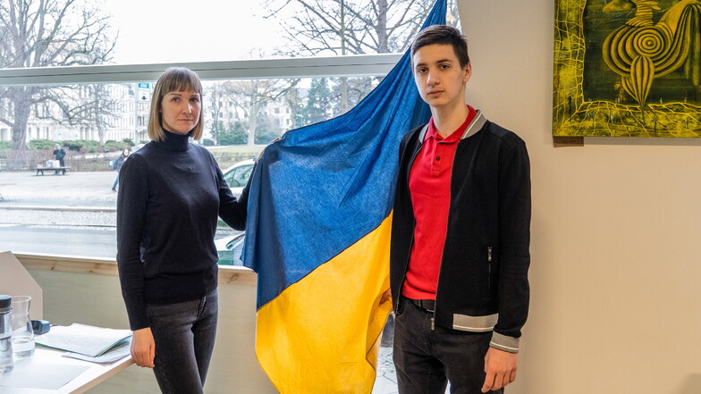 Oksana Polikovska, Geflüchtete aus der Ukraine und freiwillige Übersetzerin, und Denys Seredenko, Student aus der Ukraine und freiwilliger Übersetzer, engagieren sich im Büro der Grünen in Görlitz.