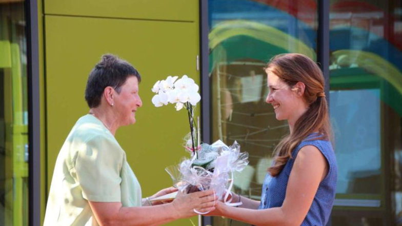 Barbara Zschornack (l.) erhielt nicht nur eine Torte in Herzform, sondern von KitaLeiterin Viktoria Brìzan auch Blumen zum Abschied. Jetzt kann sie ihren verdienten Ruhestand genießen.