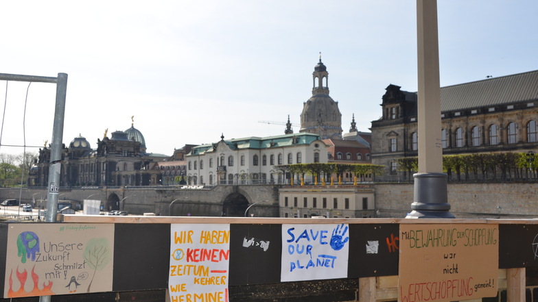 Die Klima-Demonstranten von Fridays for Future wurden am Freitag in Dresden wieder aktiv. Auf der Augustusbrücke war diese Plakatausstellung zu sehen.