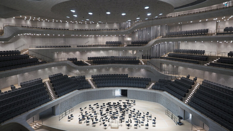 ... und bietet ein einmaliges Konzertambiente für rund 2100 Zuhörer im Großen Saal. Die besondere Architektur sorgt für ein unvergessliches Klangerlebnis!