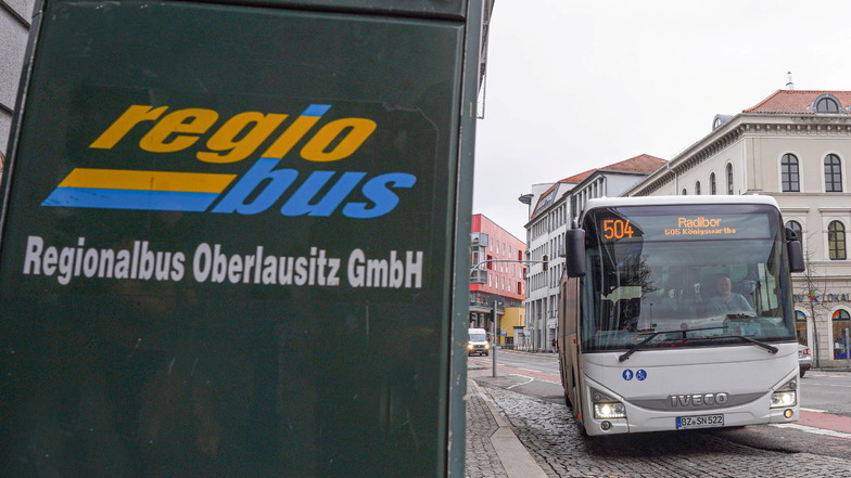 Ein Bus der Linie 504 fährt an der Haltestelle Kornmarktcenter in Bautzen vor.