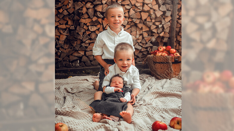 Thea mit ihren Brüdern Hans und Kuno, geboren am 11. August, Geburtsort: Kamenz, Gewicht: 3.050 Gramm, Größe: 48 Zentimeter, Eltern: Anne und Jan Lachmann, Wohnort: Kamenz