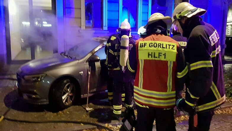Die Feuerwehr löschte das brennende Auto.