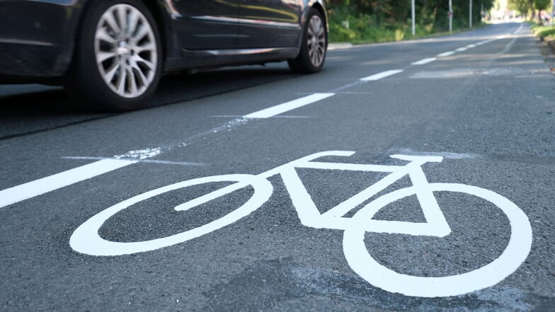 Es roch noch nach Farbe am Dienstagvormittag. Der Radfahrstreifen auf der Zaschendorfer Straße wurde erneuert.