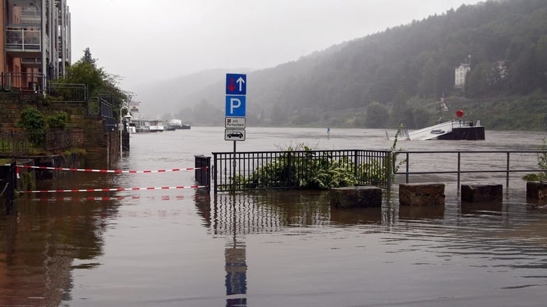 Inzwischen drückt das Wasser auch auf den oberen Elbkai in Bad Schandau.