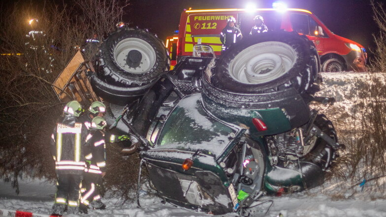 In Bischofswerda rutschte in der Nacht zu Dienstag ein Traktor wegen der winterlichen Straßenverhältnisse in den Graben.