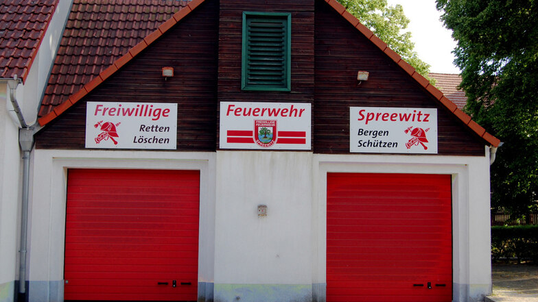 Das Feuerwehrdepot in Spreewitz hat schon deutlich betriebsamere
Tage gesehen.
2015 zum Beispiel gab es hier um
die 50 Mitglieder.
Heute sind nur noch acht Aktive zu verzeichnen.