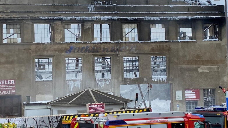 Großbrand in Dresden: Feuer unter Kontrolle, Industriehalle bleibt einsturzgefährdet