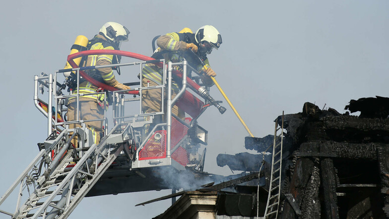 Bis zum Mittag waren fast hundert Feuerwehrleute im Einsatz um einen Hausbrand an der Buchenstraße im Dresdner Hechtviertel zu löschen.