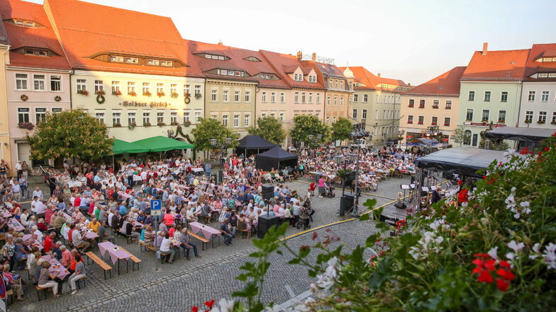 Zum festlichen Forstfest-Auftakt am 18. August kamen etwa 700 Gäste aus nah und fern auf den Kamenzer Markt. Hier ein Blick vom Rathausbalkon.