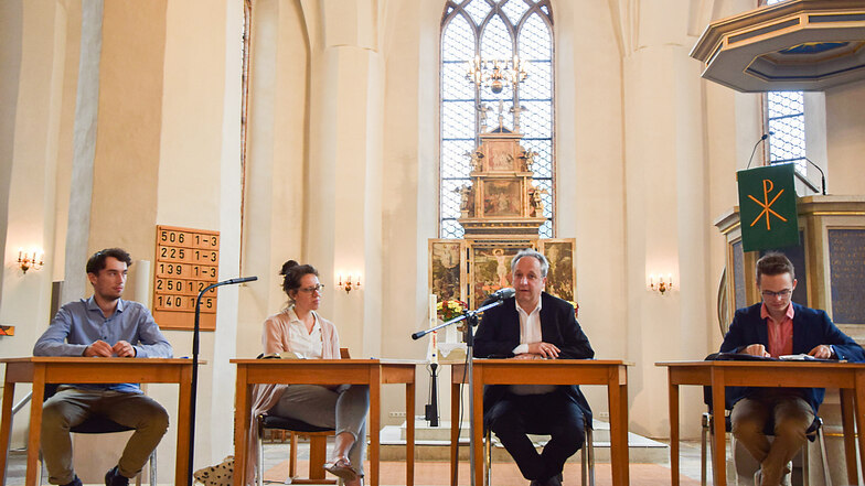 Podiumsdiskussion in der Johanneskirche: Im Bild zu sehen sind (v. l.) Jan Koark, Lydia Renz, Bischof Dr. Christian Stäblein und Leon Eckelmann.