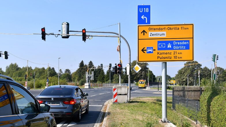 Provisorische und festinstallierte Ampeln machen die Kreuzung unübersichtlich.