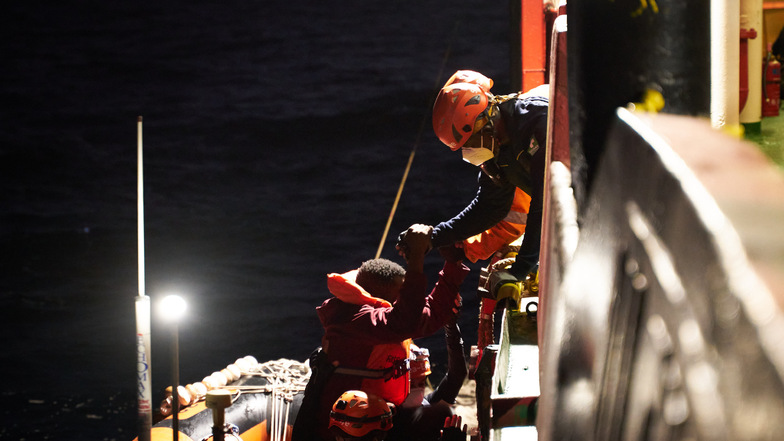 Zwei Seenotrettung-Organisationen haben 63 Menschen gerettet, die auf einem seeuntauglichen Schlauchboot im Mittelmeer unterwegs waren.