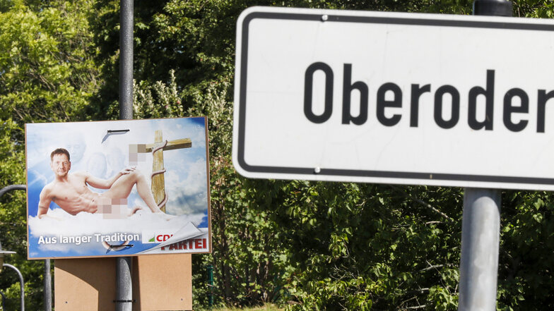 Das umstrittene Wahlplakat der Partei "Die Partei" in Oberoderwitz.