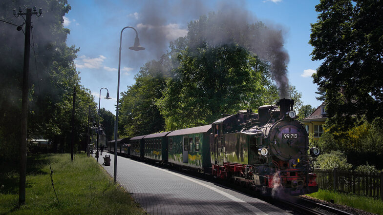 Unter Dampf: Rund 500 Passagiere zuckelten vergangenes Wochenende mit der Lößnitzgrundbahn zwischen Radebeul-Ost und Radeburg. Für alle gilt Maskenpflicht – auch offenen im Aussichtswagen.