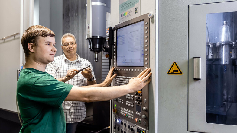 Frank Fietze (rechts) von der Firma RSD Metallbau Steglich in Kirschau sucht noch Azubis. Die können zum Beispiel werden, was Jakob Penther schon ist: Zerspanungsmechaniker.