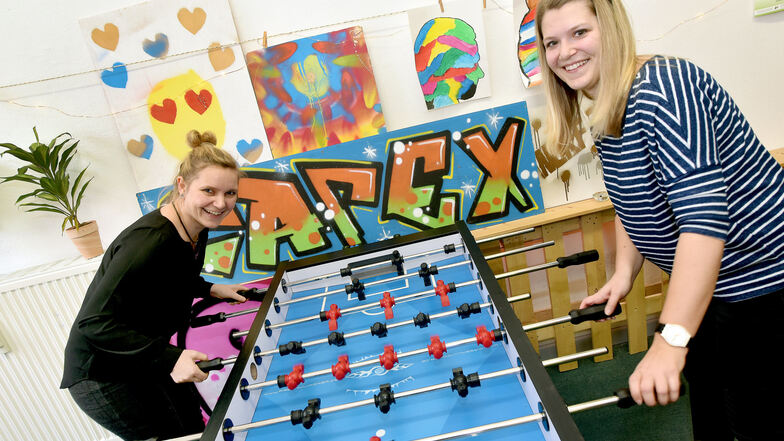 Jugendtreffpunkt Café X in Zittau: Katja Schönborn und Julia Brumme-Neumann (r.) testen sich am Kicker aus, an dem auch die Jugendlichen gern spielen.