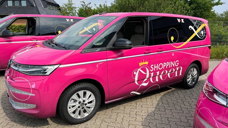 Damals, wie jetzt im Sommer auch, wird der auffällig-pinkfarbene Bus die Kandidatinnen und ihre Shopping-Begleitung wieder durch die Dresdner Innenstadt von Geschäft zu Geschäft fahren.