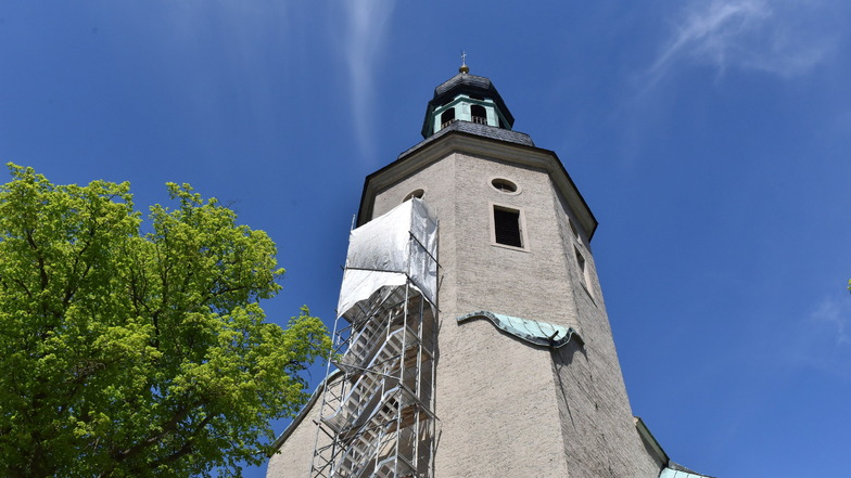 Am Turm der Gesinger Kirche ist derzeit ein Gerüst angebracht.