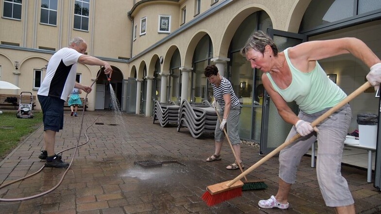 Seit den Morgenstunden sind Mitarbeiter und Bekannte dabei, das Döbelner Stadtbad zu reinigen.