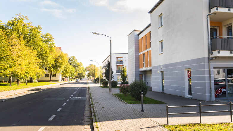 Die Wohnallee Mittendrin (rechts) an der Alleestraße im Herbst 2022. Wo es einst Pkw-Stellflächen gab, verläuft seit 2021 ein Radfahrstreifen.