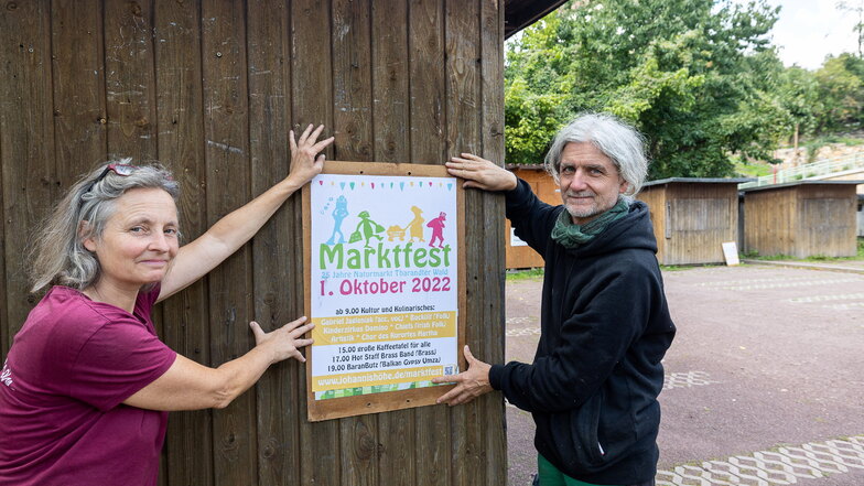 Stadtrat Jens Heinze (r.) will das Gremium in Tharandt verlassen. Gemeinsam mit Milana Müller (l.) organisiert er den Naturmarkt in Tharandt.